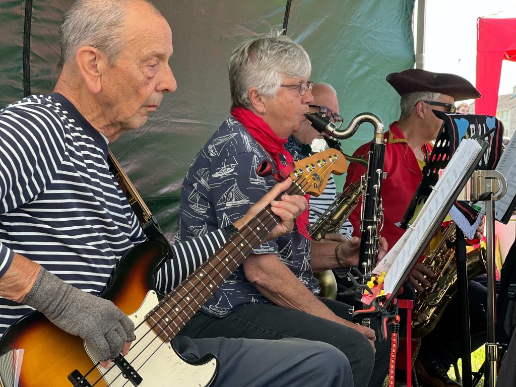 Pill Festival Band performing